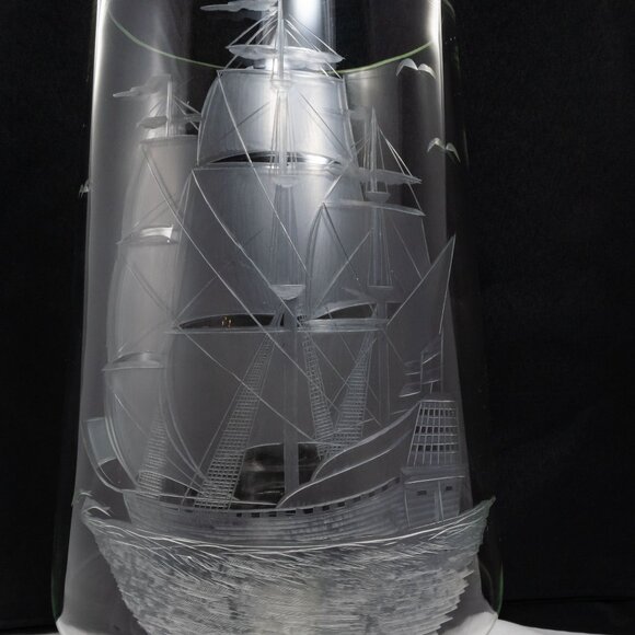 Elegant Hand-Made West Virginia Glass Nautical Etched Vase – Vintage Masterpiece - Picture 4 of 6